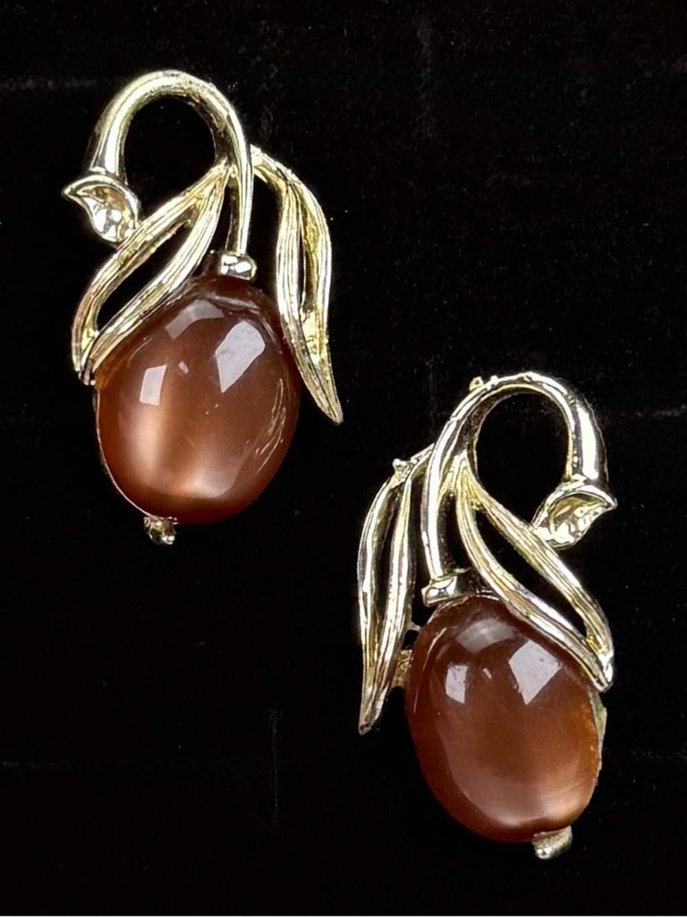 Vintage aged goldtone brown floral design clip on earrings